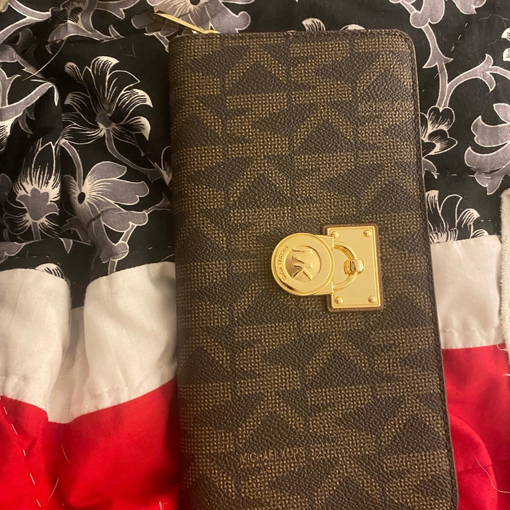 Michael Kors accordion-style wallet in 2-tone brown